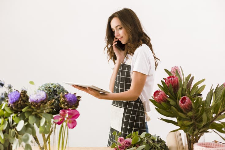 Pemilik bisnis tanaman hias menggunakan Karts POS untuk transaksi