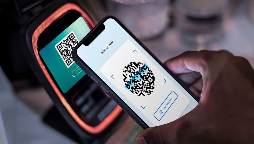 Proses pembayaran QRIS di toko listrik menggunakan aplikasi kasir digital