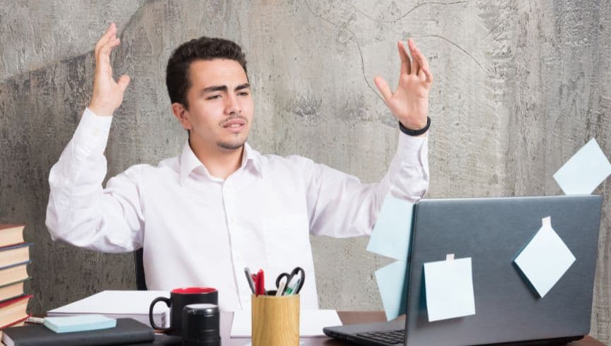Pelaku UMKM menganalisis laporan keuangan bisnis yang belum menghasilkan untung