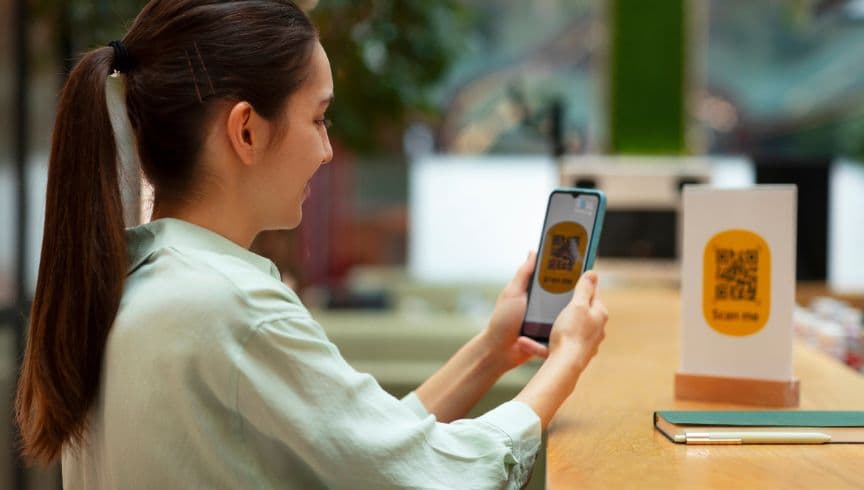 Pelanggan memindai QR e-menu untuk melihat menu digital dan melakukan pemesanan mandiri di kafe UMKM