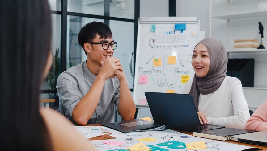 bisnis owner mengelola kolaborasi UMKM dengan brief jelas, target terukur, dan evaluasi hasil kampanye